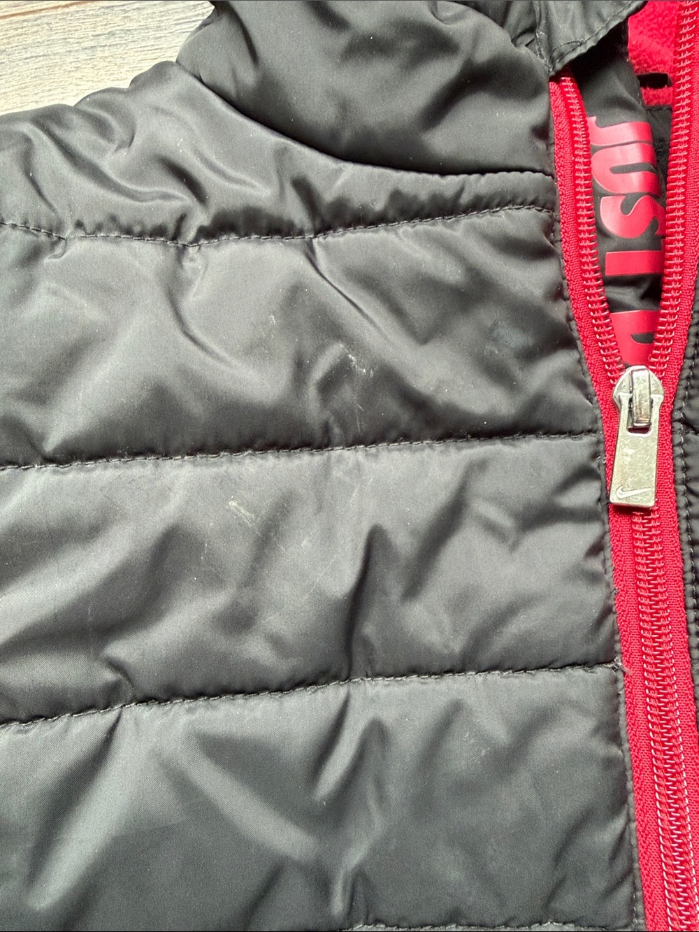 Boys Nike Kids Hooded Puffer Jacket in Charcoal with red - Picture 3 of 7